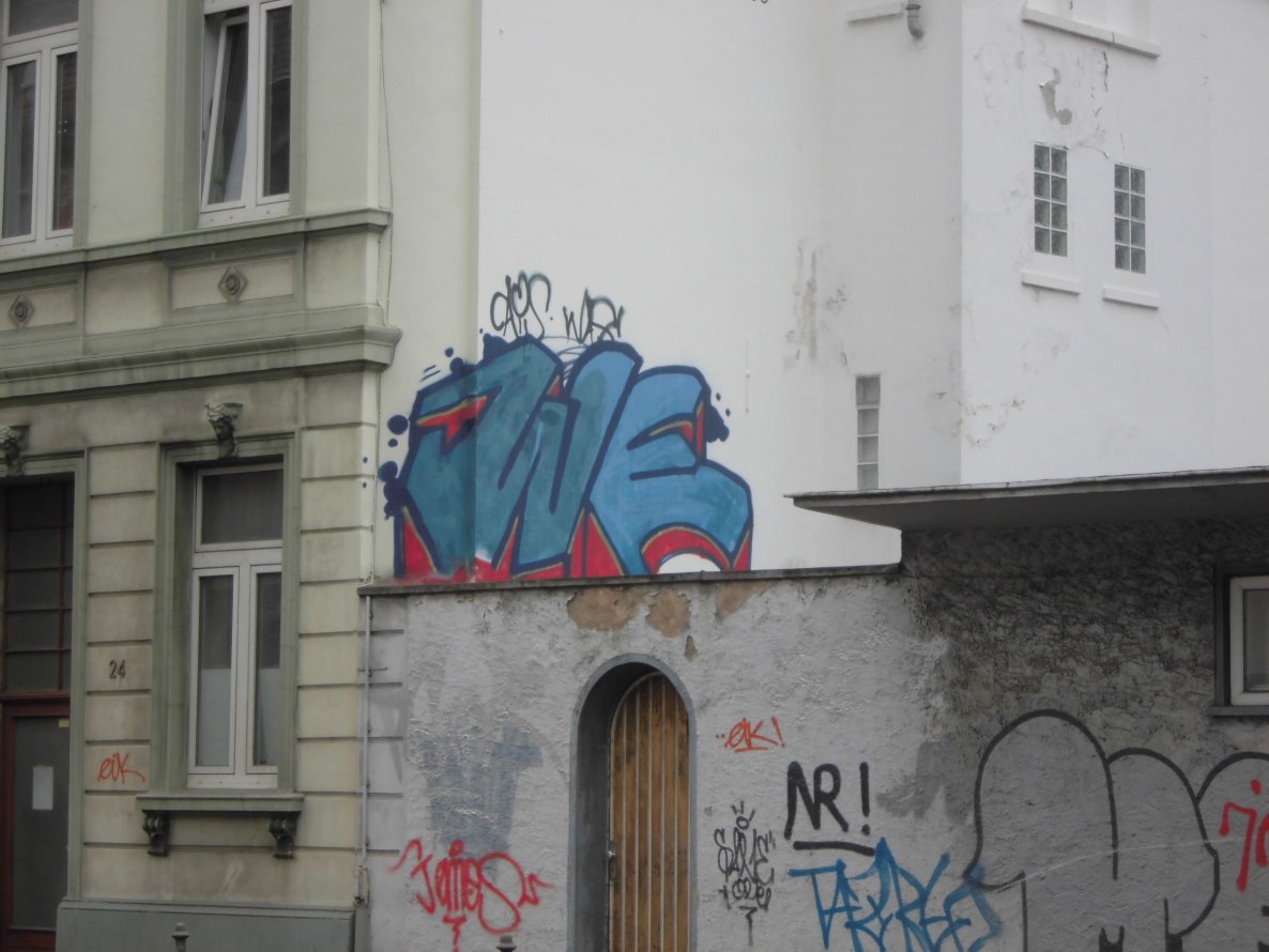Graffiti Bombing - Photo by bonn - we