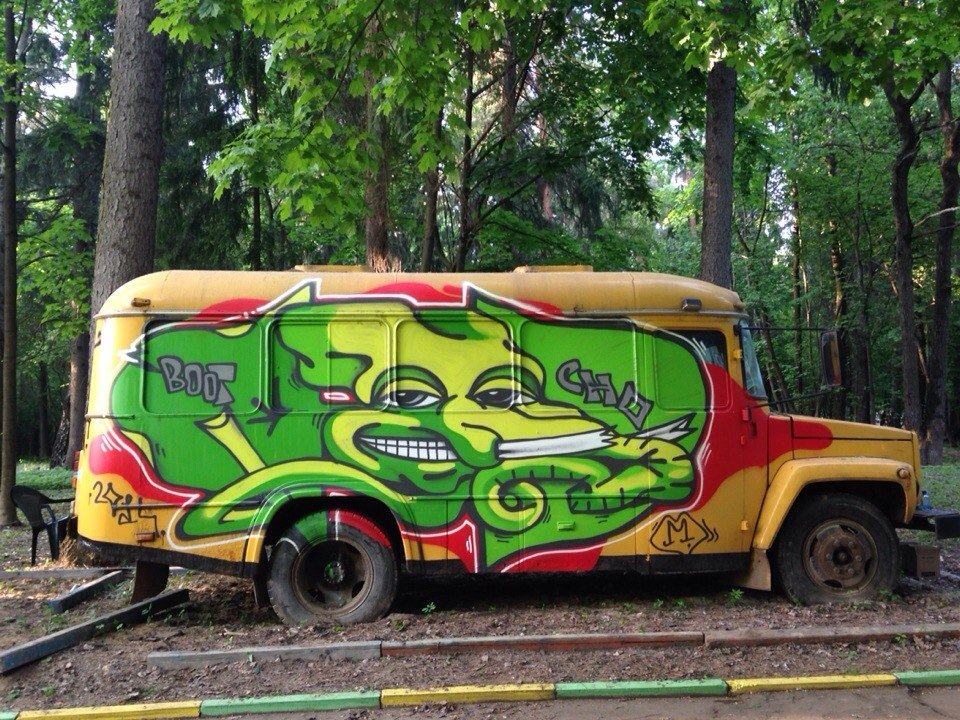Graffiti Bombing in Moscow - Photo by bootikcho - boot, cho