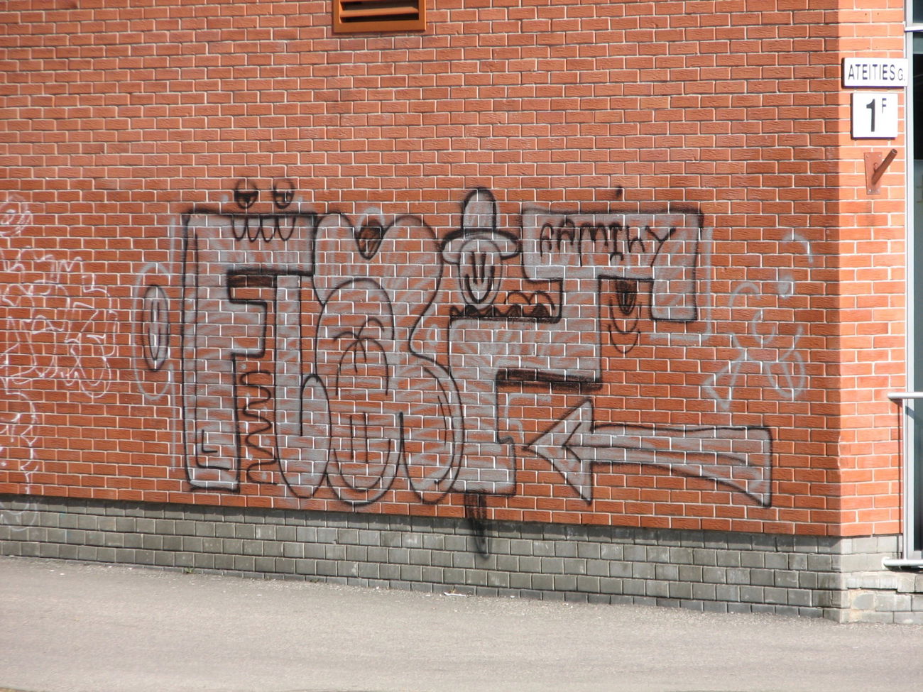 Graffiti Wall - Photo by bou2020 - £££, tags, flat (2017)