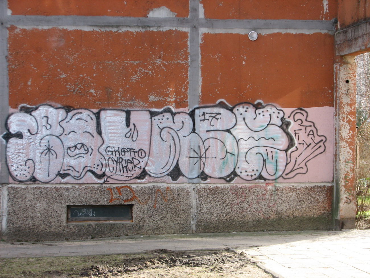 Graffiti Wall - Photo by bou2020 - preticular, thing (2005)