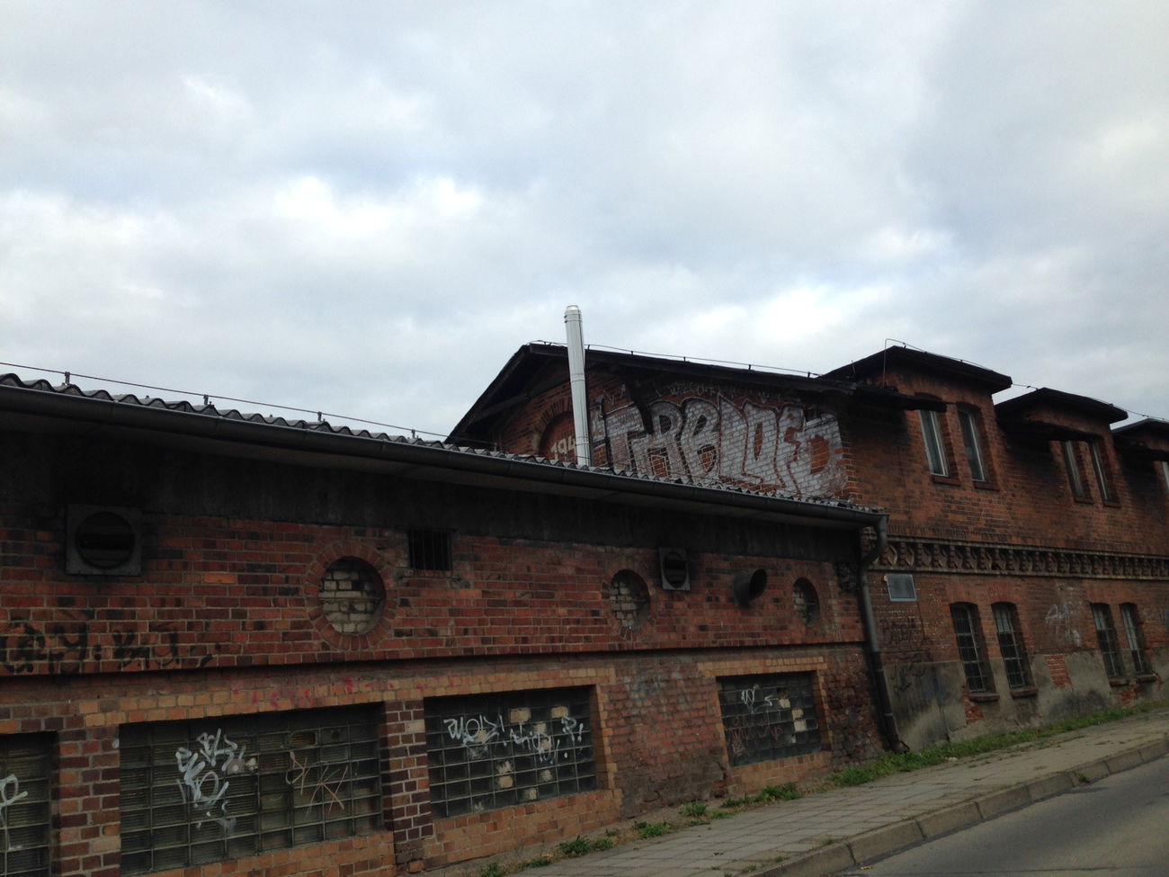 Graffiti Bombing - Photo by bpowder - Berlin, TRB, LOFD