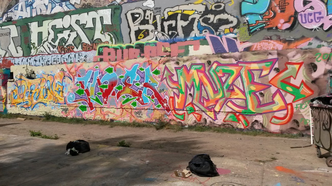 Graffiti Wall - Photo by bpowder - main, sner, muze (2014)