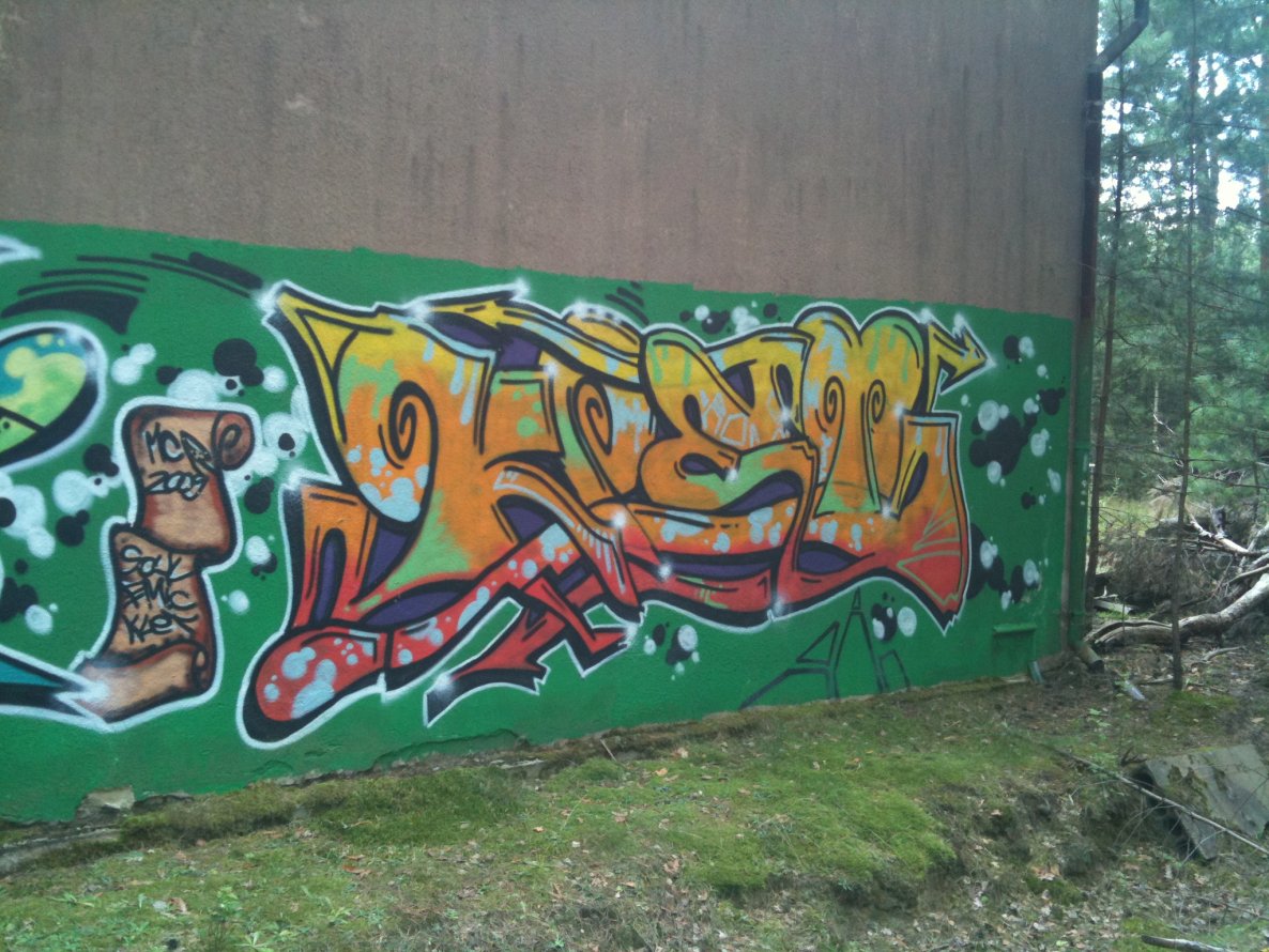 Graffiti Wall - Photo by bpowder - klet, main, crew (2009)