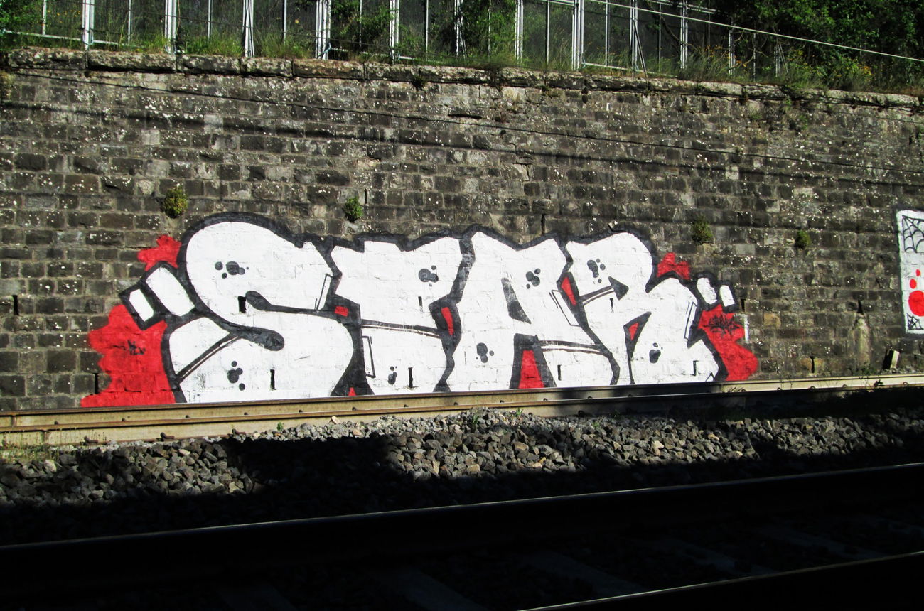 Graffiti Wall - Photo by br4k3s - trainline, star (2014)