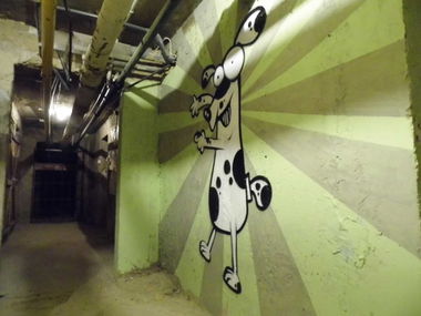 Graffiti Street Art - Photo by bucket1 - white, dog (2012)