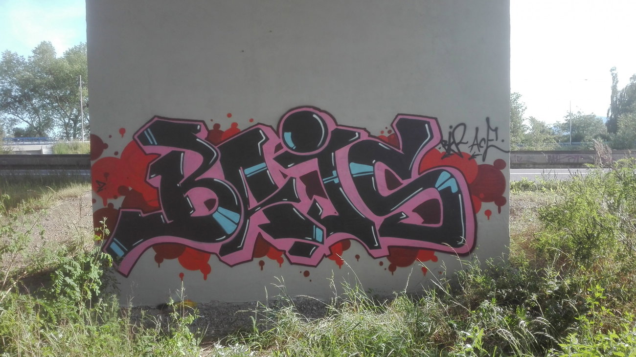 Graffiti Wall - Photo by byskok