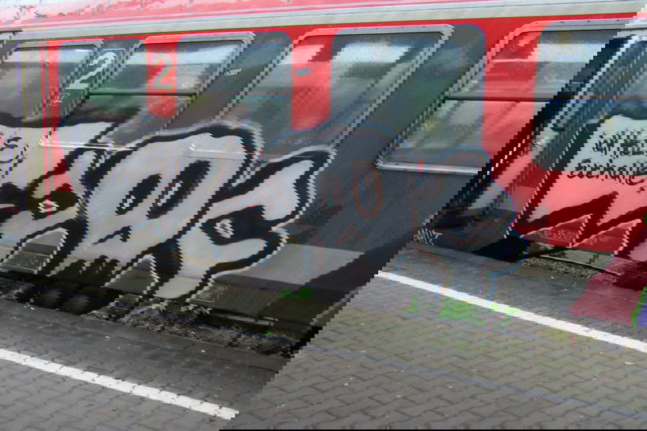 Graffiti Train - Photo by caput79 - jesm, fdm, wau