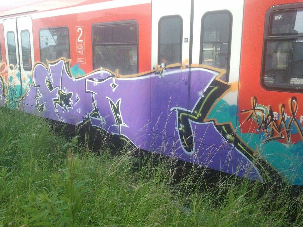 Graffiti Train - Photo by caput79 - jesm, fdm, cops