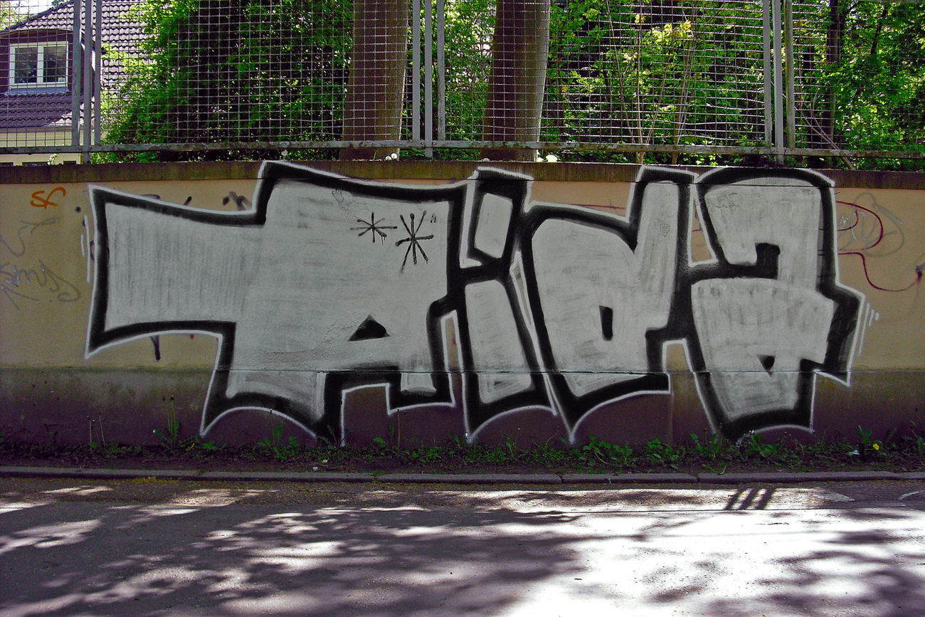 Graffiti Bombing in Halle - Photo by caramba - aida, halle, germany