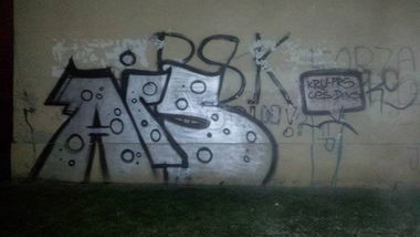 Graffiti Bombing - Photo by cesais - Ais, aiser, kru (2015)