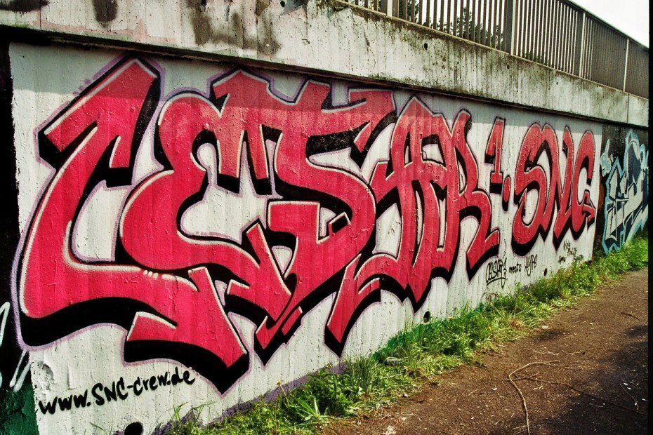 Graffiti Wall - Photo by cesar - cesar, snc