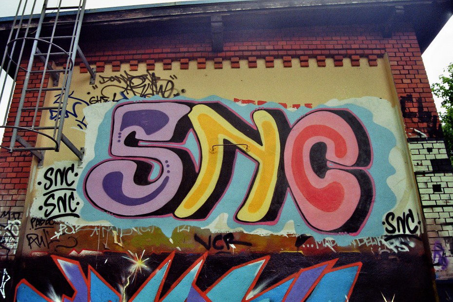 Graffiti Wall - Photo by cesar - cesar, snc