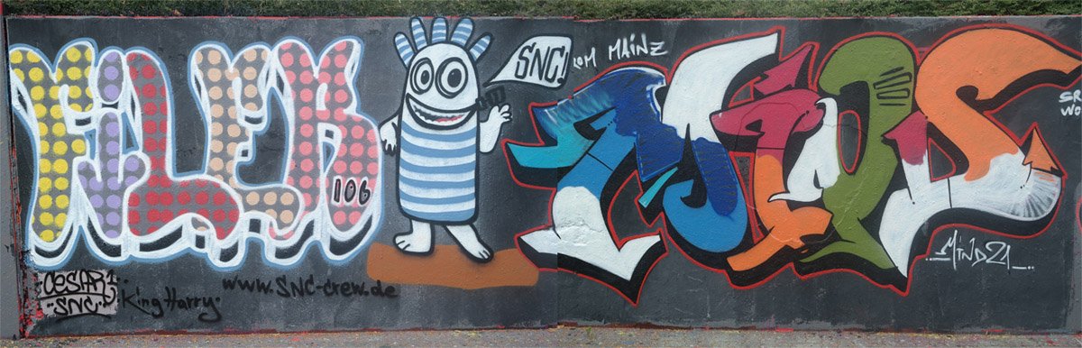 Graffiti Wall - Photo by cesar - cesar, mind21, snc (2014)
