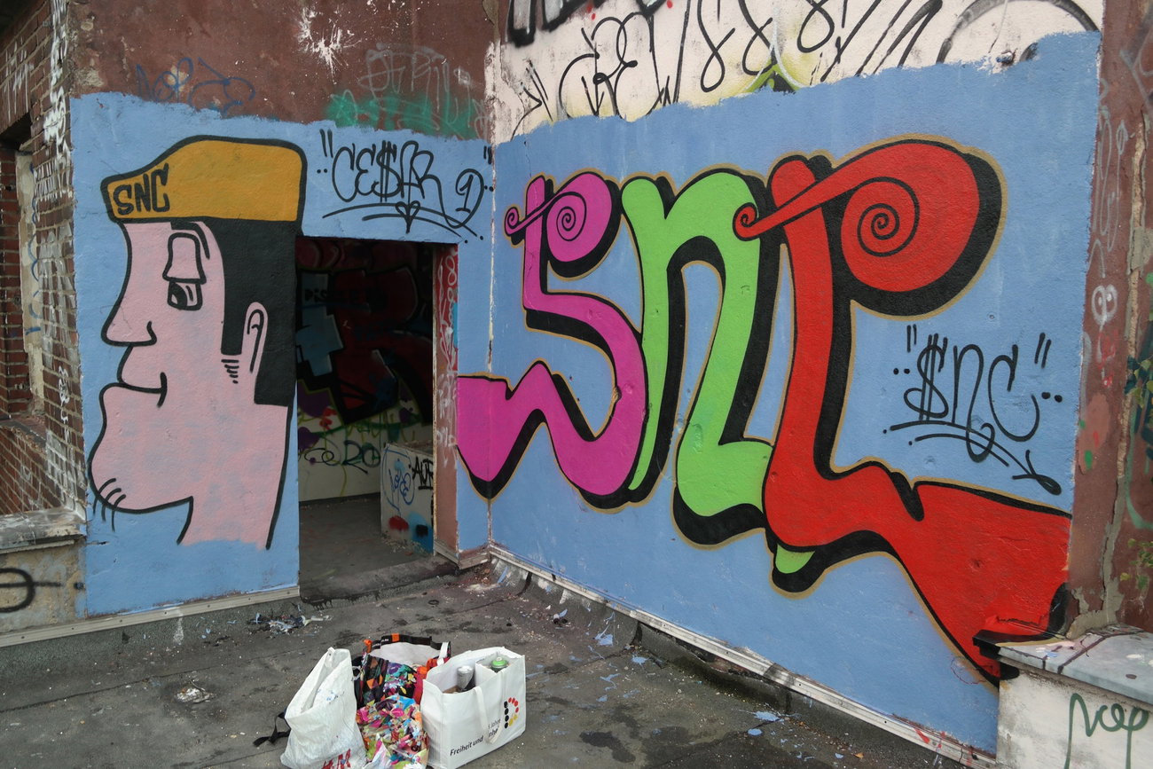 Graffiti Wall - Photo by cesar - cesar, snc (2016)