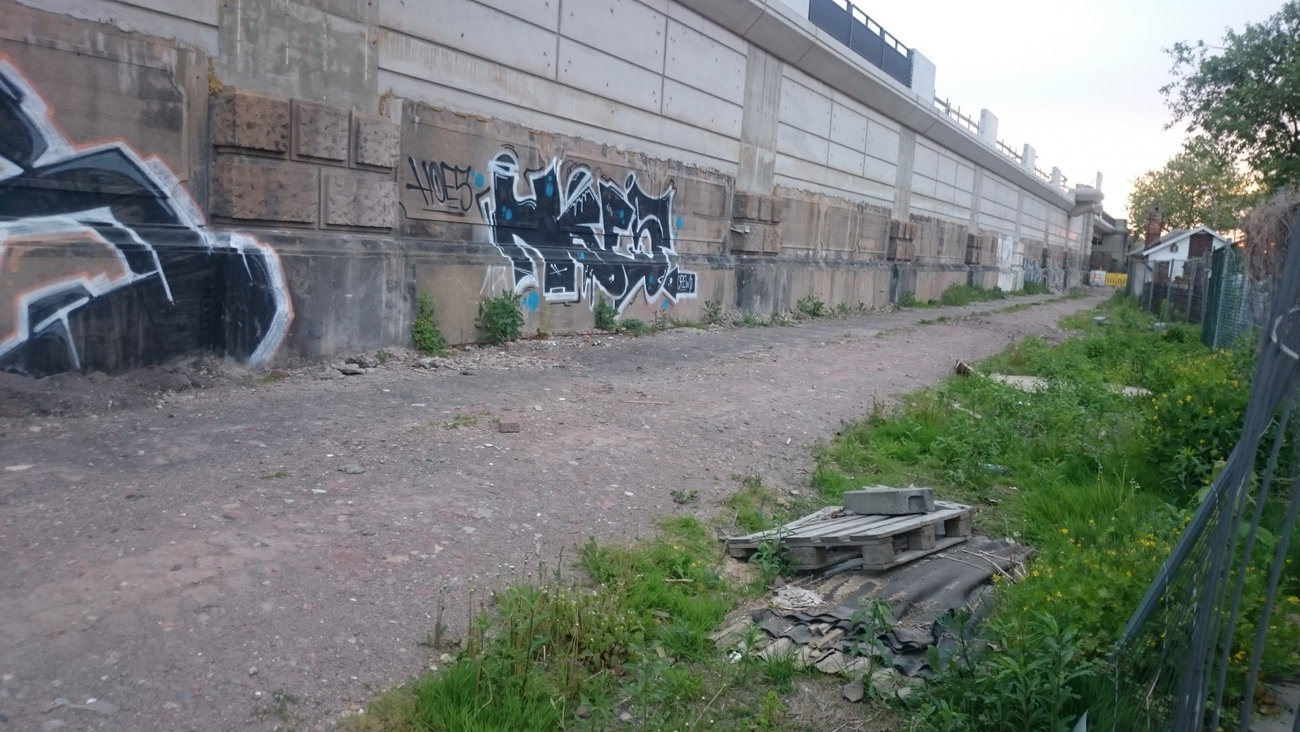 Graffiti Wall in Dresden - Photo by cheesy - hoes