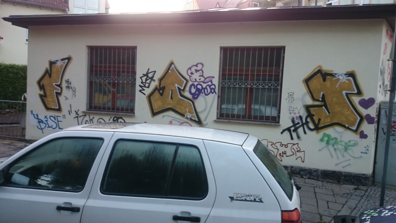 Graffiti Bombing in Dresden - Photo by cheesy - fdj