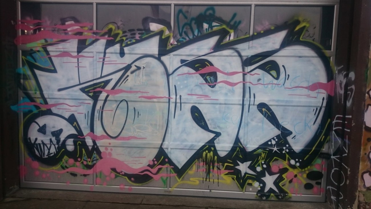 Graffiti Wall in Dresden - Photo by cheesy - kuss