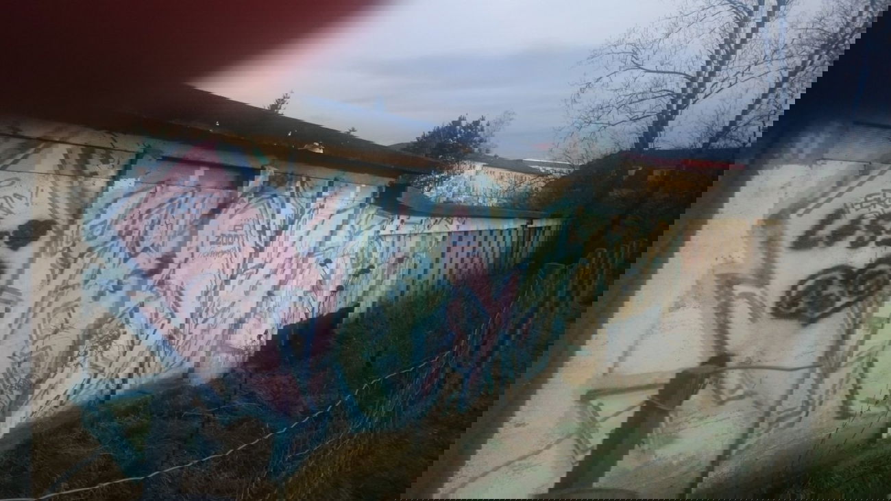 Graffiti Bombing in Dresden - Photo by cheesy - eros (2000)