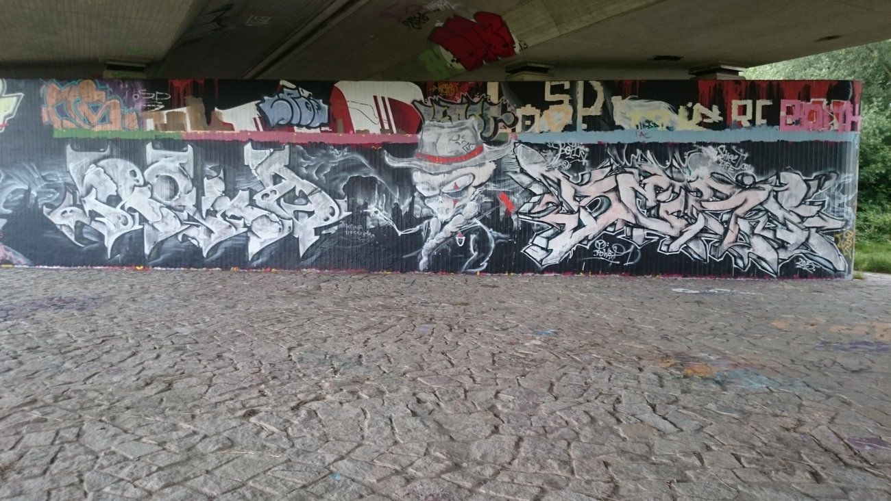 Graffiti Wall in Dresden - Photo by cheesy - roka, berie