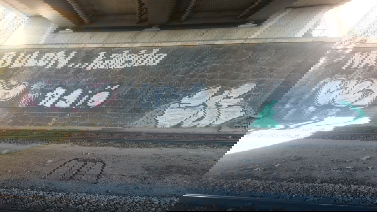 Graffiti Bombing in Dresden - Photo by cheesy - nabulon, kaleido, cut