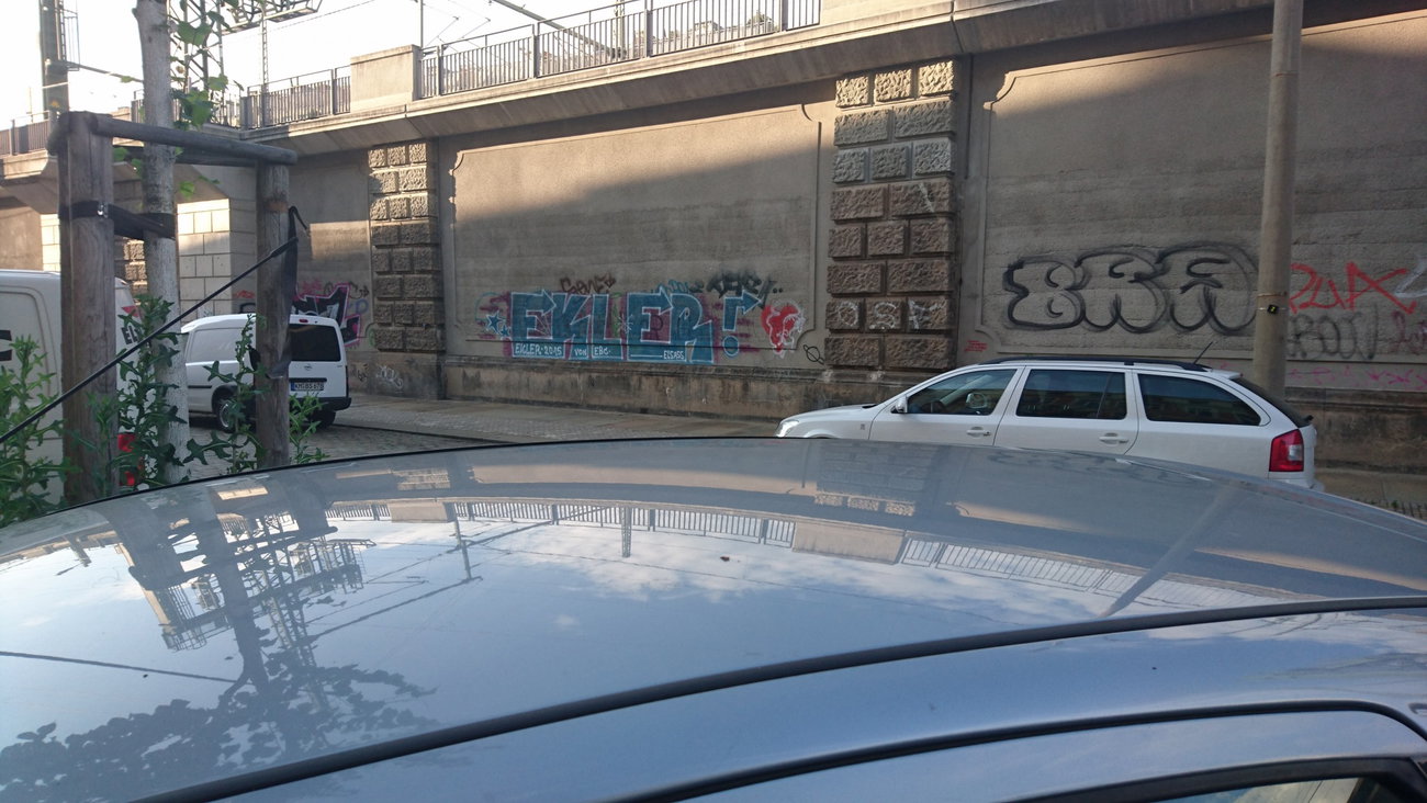Graffiti Wall - Photo by cheesy - Ekler