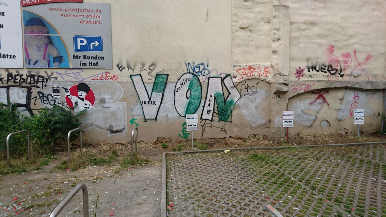 Graffiti Bombing in Dresden - Photo by cheesy - Von, ekler