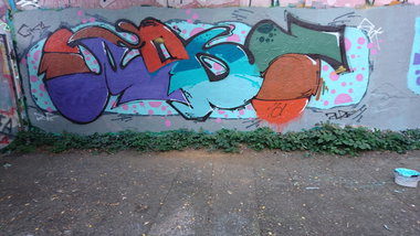Graffiti Wall - Photo by cheesy - Mops
