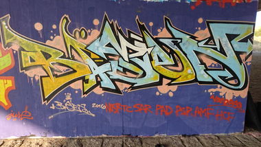 Graffiti Wall in Dresden - Photo by cheesy - Bäsen