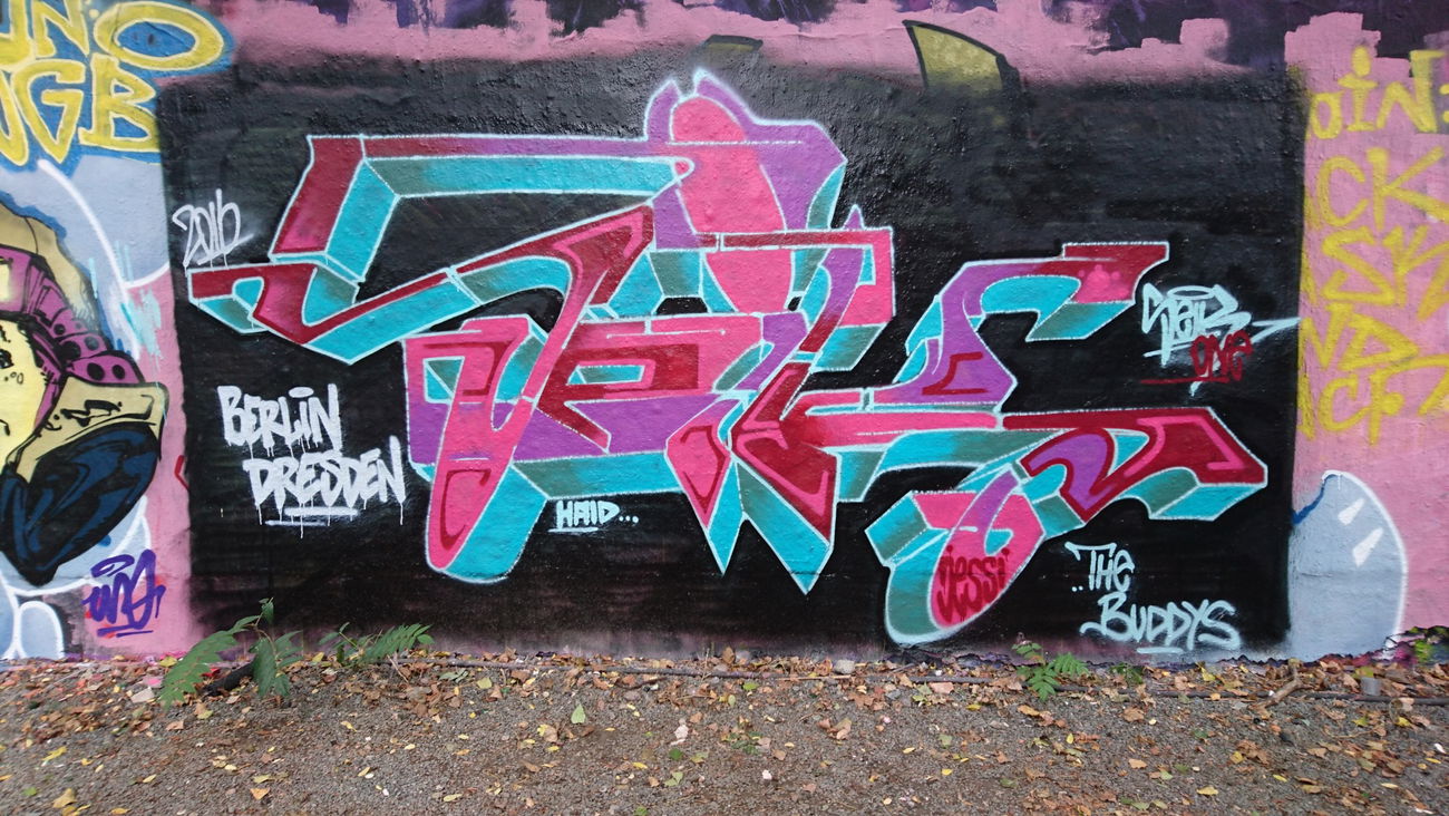 Graffiti Wall in Dresden - Photo by cheesy - Saik, buddys