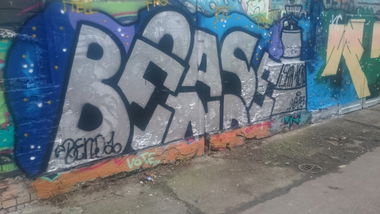 Graffiti Bombing in Dresden - Photo by cheesy - oase, bend