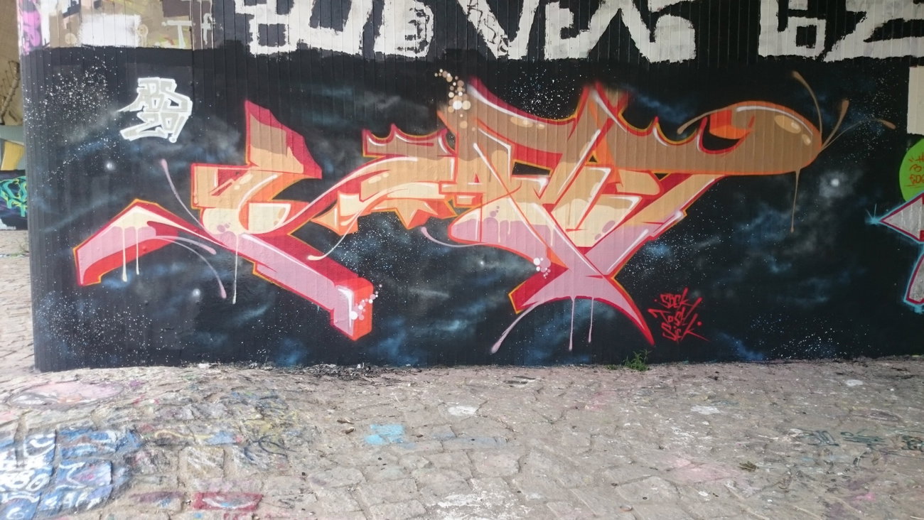 Graffiti Wall in Dresden - Photo by cheesy - kaput