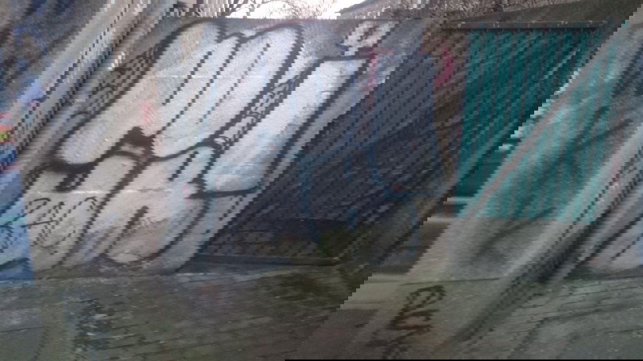 Graffiti Bombing in Dresden - Photo by cheesy - pour