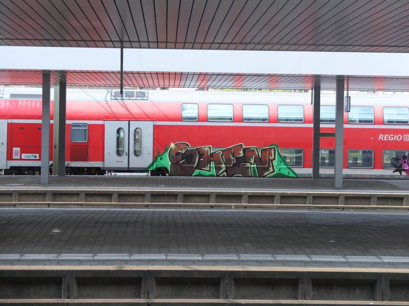 Graffiti Train - Photo by chef - shen