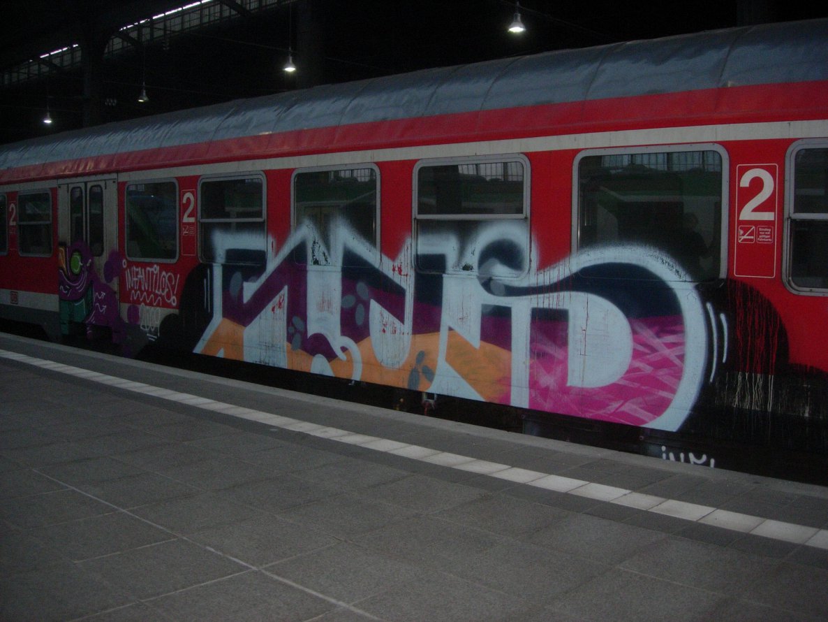 Graffiti Train - Photo by chef - fluid