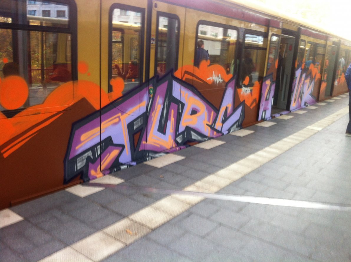 Graffiti Train in Berlin - Photo by chewbacca - Turo, Husk (2013)
