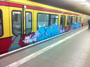 Graffiti Train in Berlin - Photo by chewbacca - Dns, Rck (2013)