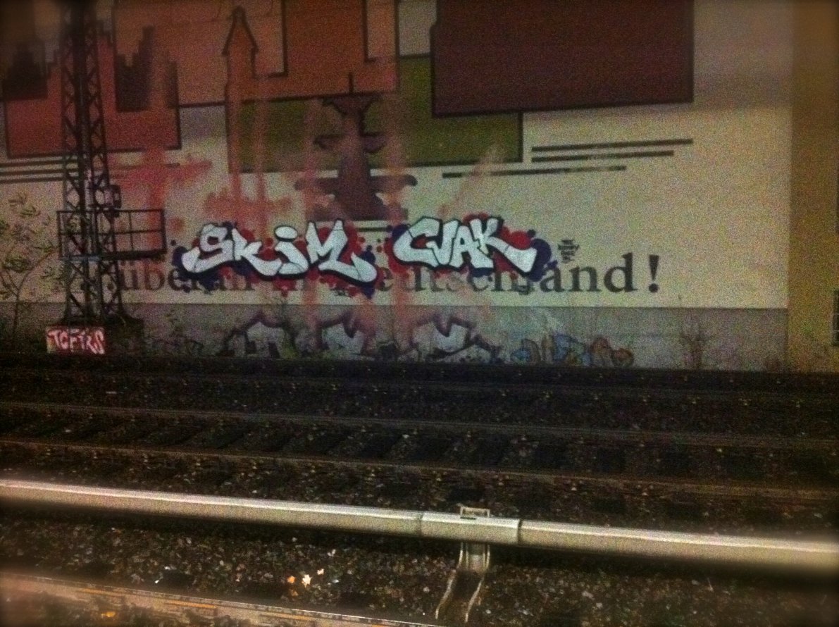 Graffiti Bombing in Berlin - Photo by chewbacca - Skim, Cuak (2013)