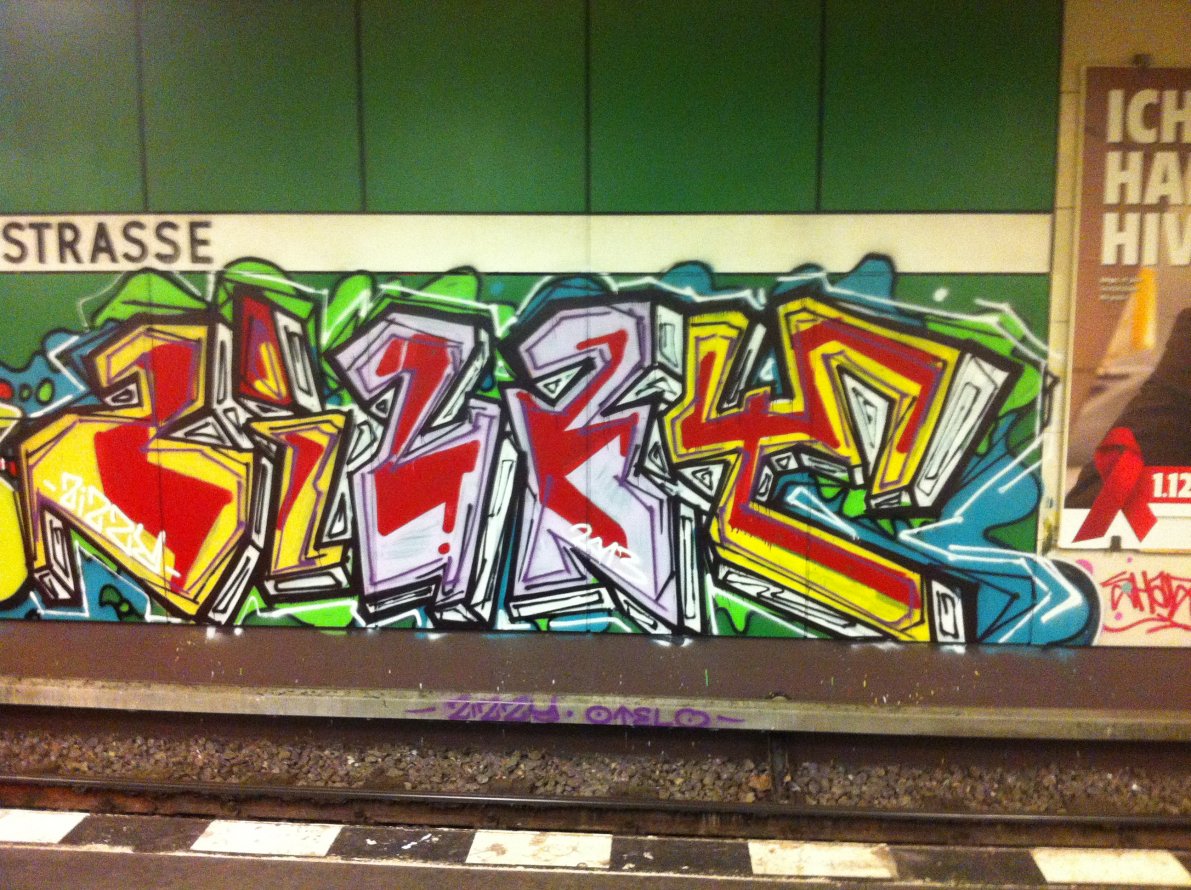 Graffiti Bombing in Berlin - Photo by chewbacca - Zizzy, Otelo (2013)