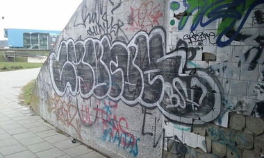 Graffiti Bombing in Vilnius - Photo by chunkey - krasnuxa, throwup, bsf (2015)