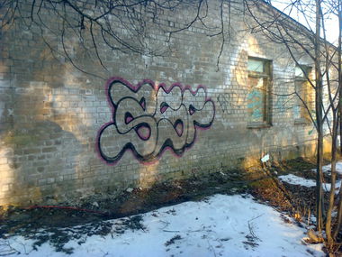 Graffiti Bombing in Vilnius - Photo by chunkey - bsf, throw, up (2015)