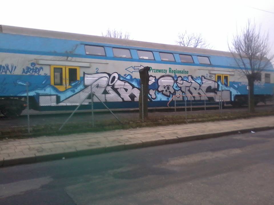 Graffiti Train - Photo by ciamciaramciam - skie, rial, some