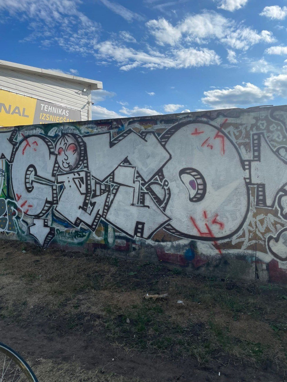 Graffiti Wall - Photo by citovebzr