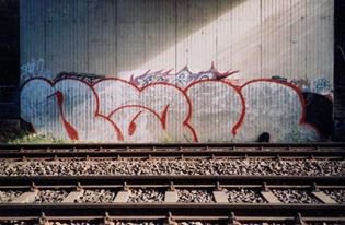 Graffiti Bombing - Photo by ckis - bau, bau, crew