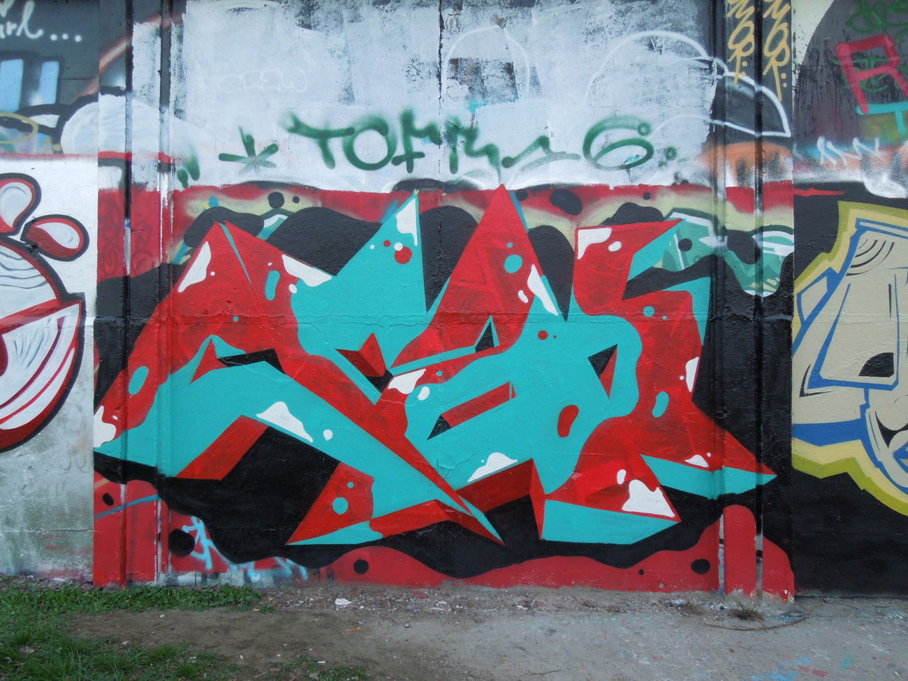 Graffiti Wall - Photo by cmak01 - cmak, vilnius