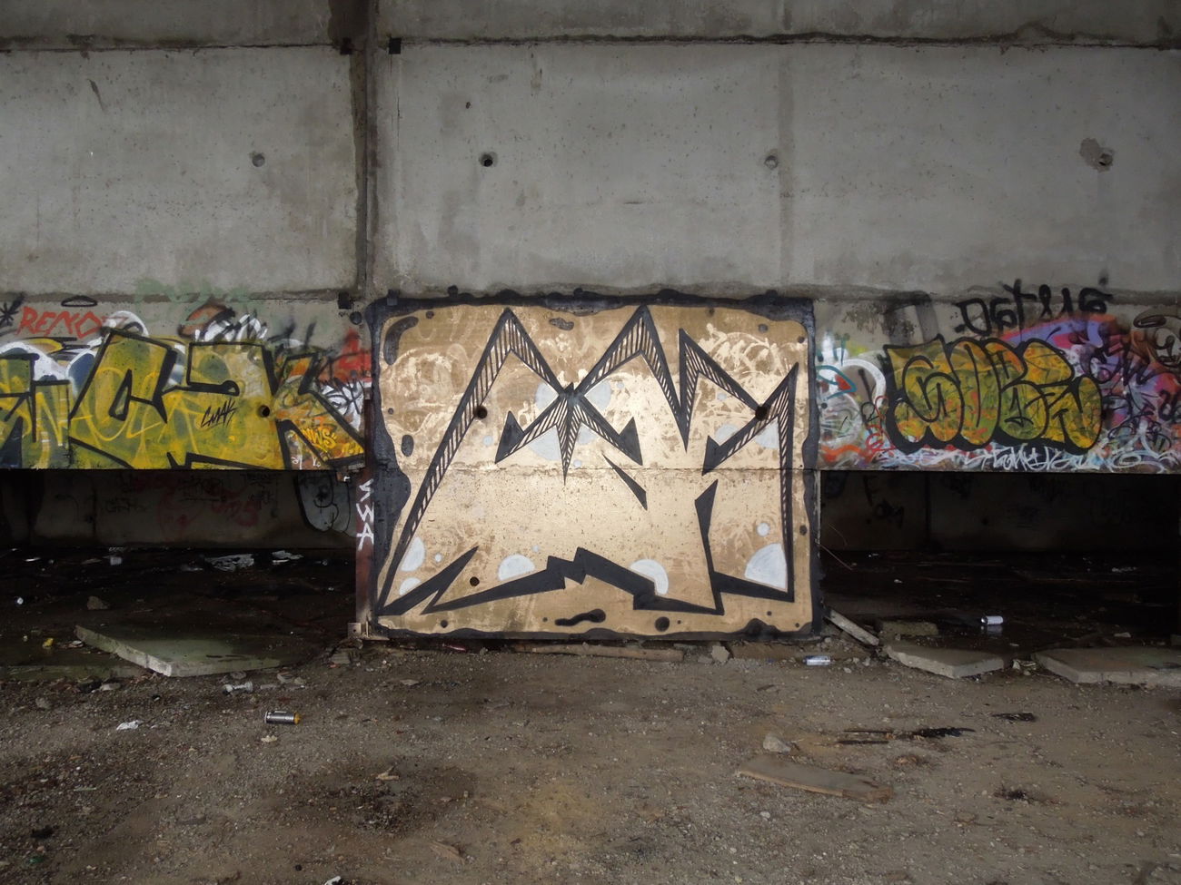 Graffiti Wall - Photo by cmak01 - cmak, vilnius