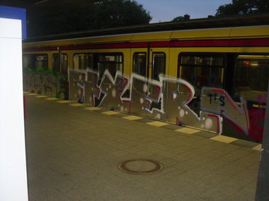 Graffiti Train in berlin - Photo by columbiandreams - fixer, tls