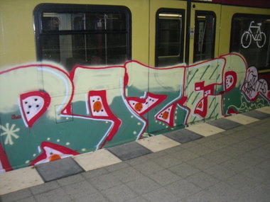 Graffiti Train in Berlin - Photo by columbiandreams - tls, roza, rozer