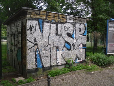Graffiti Bombing in Berlin - Photo by columbiandreams - dreck, nhs, pc