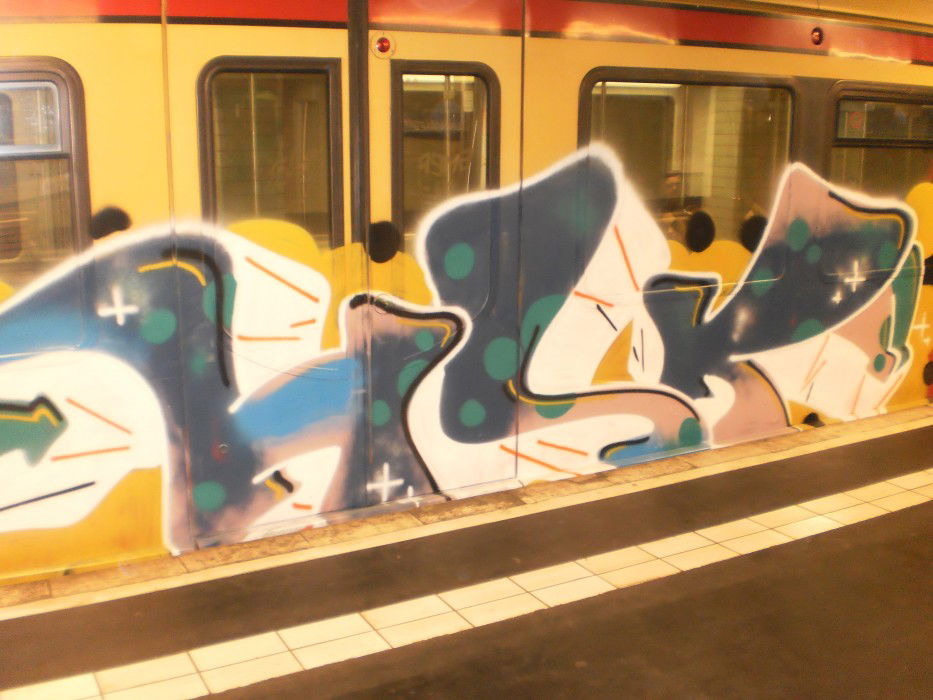 Graffiti Train in Berlin - Photo by columbiandreams - hsk, huskies