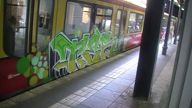 Graffiti Train in Berlin - Photo by columbiandreams - Ter, dgb